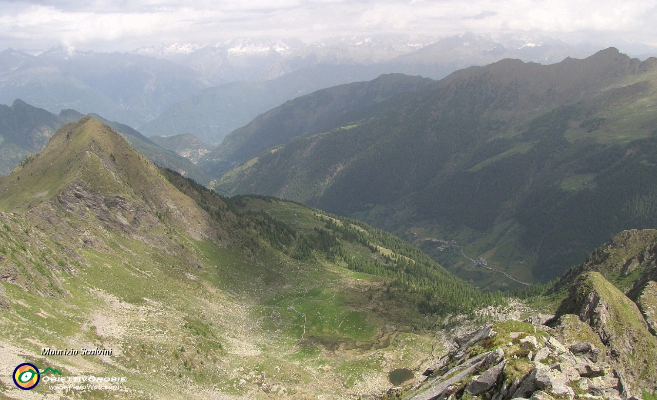 30 Panorama verso la Valle Lunga e Valtellina....JPG